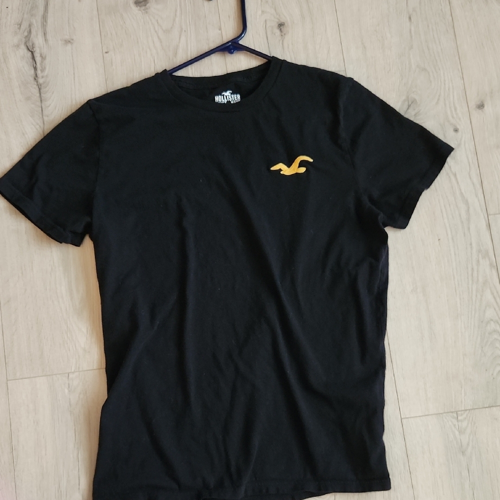 Hollister Black and Gold Short Sleeve Tee